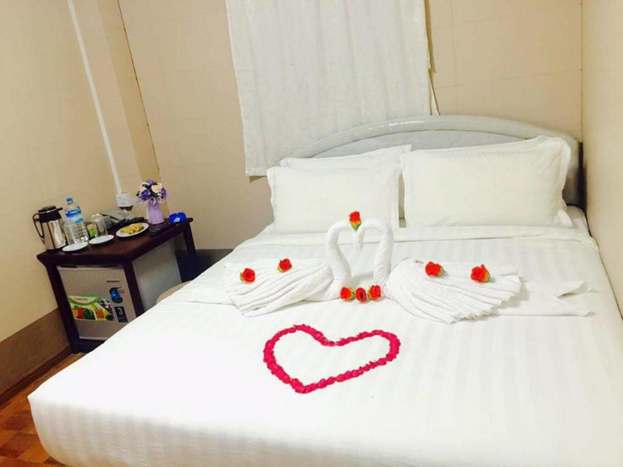 Pandora Motel Yangon Exteriör bild