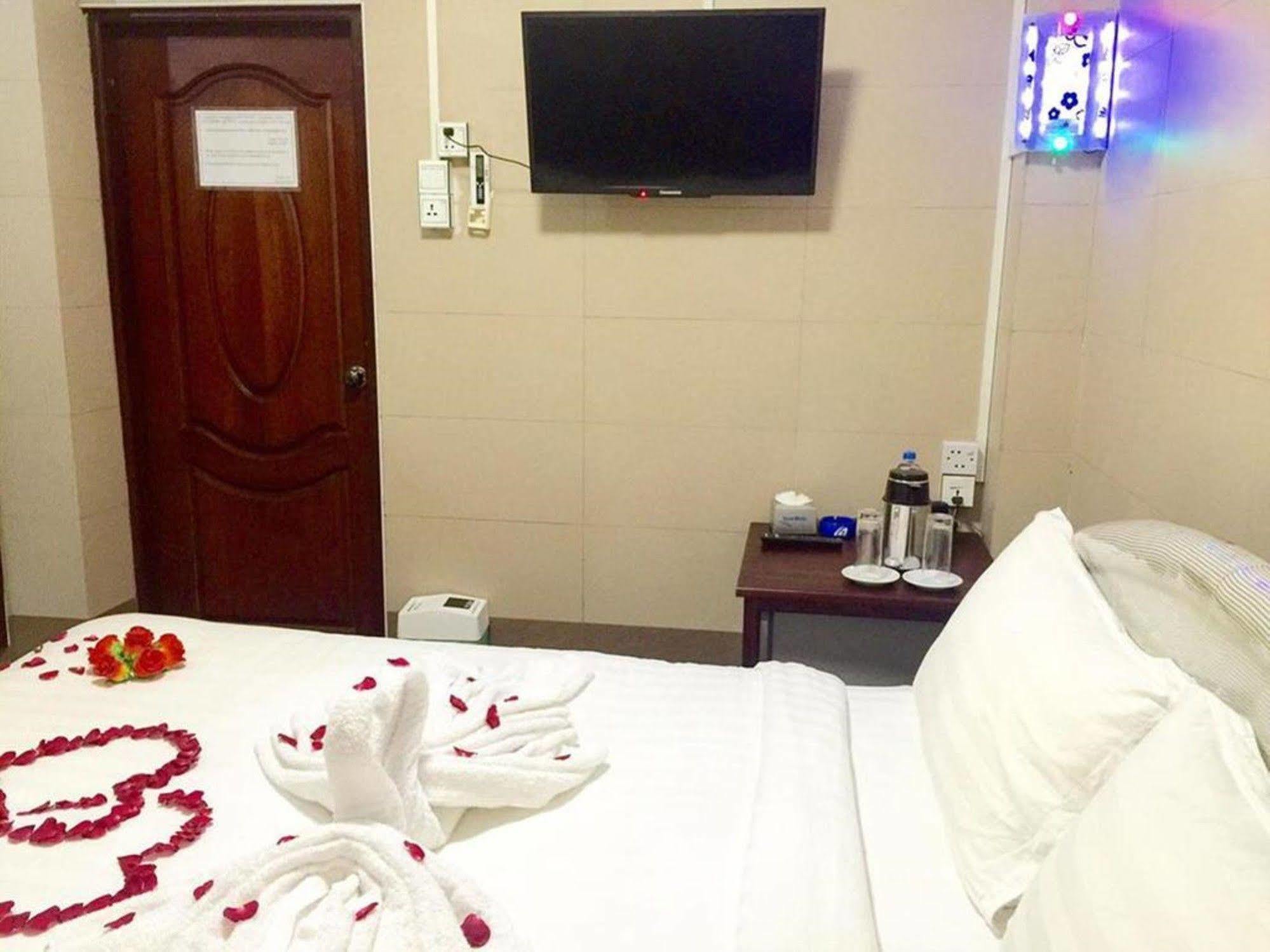 Pandora Motel Yangon Exteriör bild