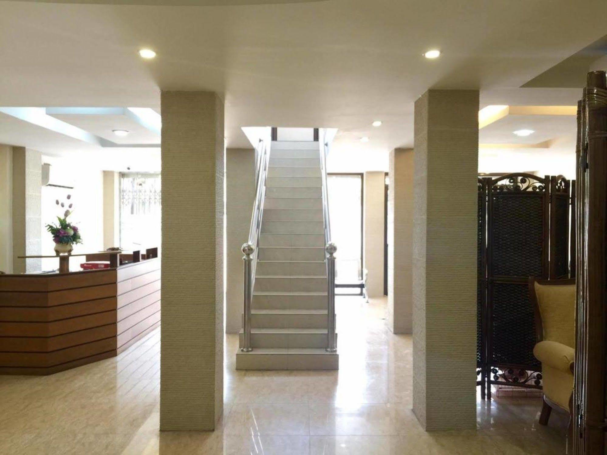Pandora Motel Yangon Exteriör bild